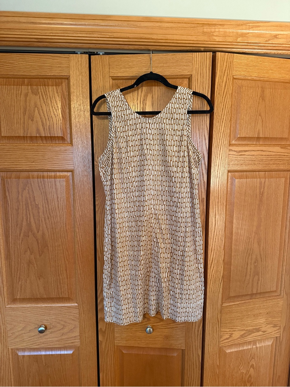 Tommy Bahama Beige and White Geometric Sleeveless Shift Dress